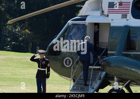 Washington DC, Stati Uniti. 07th Ott 2022. 7 ottobre 2022, Washington, Distretto di Columbia, USA: Il presidente AMERICANO JOE BIDEN parte alla Joint base Andrews sulla rotta di Hagerstown, Maryland oggi il 7 ottobre 2022 a South Lawn/White House a Washington DC, USA. (Credit Image: © Lenin Nolly/ZUMA Press Wire) Credit: ZUMA Press, Inc./Alamy Live News Foto Stock