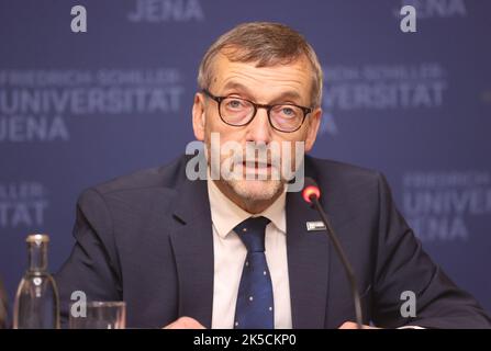 Jena, Germania. 07th Ott 2022. Walter Rosenthal, presidente della Friedrich Schiller University, interviene in una conferenza stampa alla Friedrich Schiller University. È co-fondatrice di Memorial. Il Premio Nobel per la pace quest'anno va in parti uguali all'avvocato A. Bialiatski (Bielorussia), al Centro per le libertà civili (Ucraina) e al Memoriale delle organizzazioni per i diritti umani (Russia). Co-fondatore di Memorial, Prof. Dr. I.Scherbakowa, attualmente detiene un professore in visita presso la Friedrich Schiller University di Jena. Credit: Bodo Schackow/dpa/Alamy Live News Foto Stock