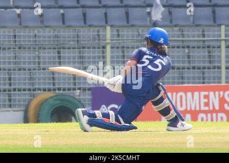 Sylhet, Bangladesh. 7th Ott 2022. Thailandia il capitano della squadra delle donne Naruemol Chaiwai colpisce la palla contro la squadra degli Emirati Arabi Uniti durante la Women's Cricket T20 Asia Cup 2022 allo stadio internazionale Sylhet. Il 7 ottobre 2022 a Sylhet, Bangladesh. (Credit Image: © MD Rafayat Haque Khan Eyepix G/eyepix via ZUMA Press Wire) Foto Stock