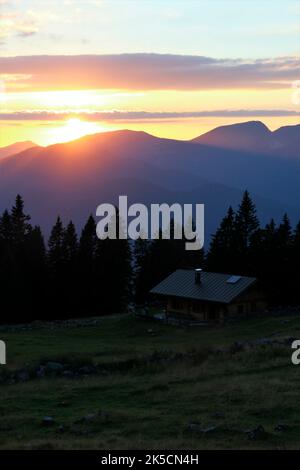 Tramonto sul Rehbergalm nel Karwendel, il sole tramonta sull'Estergebirge, Germania, Baviera, alta Baviera, Werdenfelser Land, Mittenwald Foto Stock
