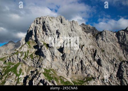 Vista dal Viererspitze 2054 m verso la stazione di montagna del Karwendelbahn al tramonto, sullo sfondo il Karwendelspitze occidentale, di fronte al centro e sud Karwendelkopf, Germania, Baviera, alta Baviera, Werdenfelser Land, Alpenwelt Karwendel, atmosfera nuvolosa Foto Stock