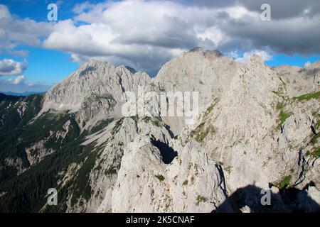 Vista da Viererspitze 2054 m verso Wörner 2476 m a sinistra, Tiefkarspitze 2430 m a Karwendel, Germania, Baviera, alta Baviera, Werdenfelser Land, Alpenwelt Karwendel, atmosfera nuvolosa Foto Stock