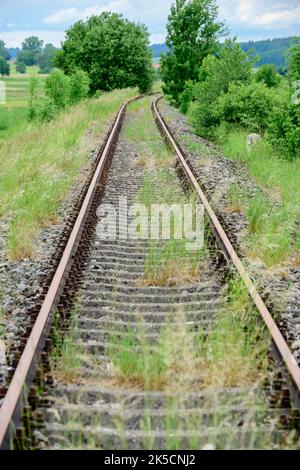 Germania, Baviera, vecchi binari ferroviari in disuso vicino a Dinkelsbühl. Foto Stock