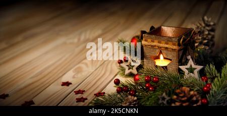 Sfondo di Natale o avvento con una candela che brucia in una lanterna su un'elegante superficie di legno, basso umore chiave Foto Stock