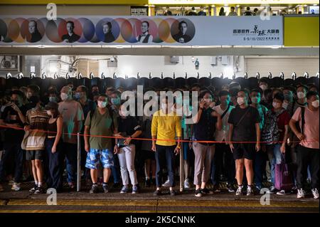 Hong Kong, Cina. 07th Ott 2022. Gli spettatori sono visti lasciando lo stadio del Coliseum di Hong Kong, dove si svolge il torneo di snooker degli Hong Kong Masters a Hong Kong. Credit: SOPA Images Limited/Alamy Live News Foto Stock