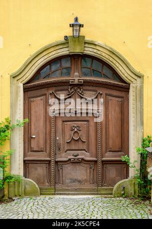 Germania, Baviera, Dinkelsbühl, magnifica vecchia porta di legno nel centro storico. Foto Stock