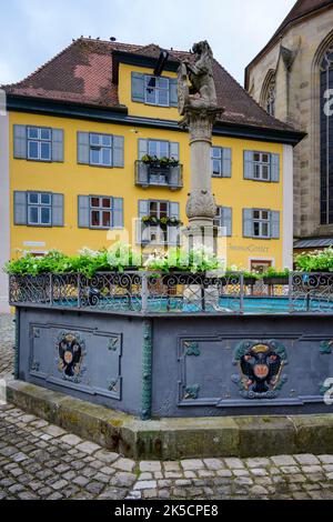 Germania, Baviera, Dinkelsbühl, Fontana del Leone in Altrathausplatz. Foto Stock