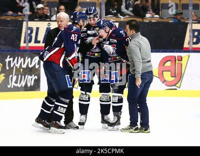 Linköping HC vs. Modo, Svedese Hockey League, nell'arena Saab, Linköping, Svezia. Nella foto: Nick Sörensen è stato affrontato e ha dovuto terminare la partita. Foto Stock