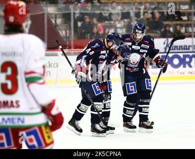 Linköping HC vs. Modo, Svedese Hockey League, nell'arena Saab, Linköping, Svezia. Nella foto: Nick Sörensen è stato affrontato e ha dovuto terminare la partita. Foto Stock