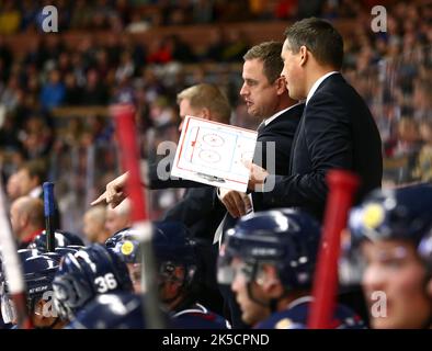 Linköping HC vs. Modo, Svedese Hockey League, nell'arena Saab, Linköping, Svezia. Nella foto: Dan Tangnes e Tomas Montèn, pullman, Linköping HC. Foto Stock