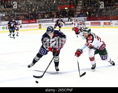 Linköping HC vs. Frölunda Indians (Frölunda Hockey Club), Svedese Hockey League, nell'arena di Saab, Linköping, Svezia. Nella foto: No.17 Henrik Törnqvist vs. No. 28 Johan Sundström, Frölunda HC. Foto Stock