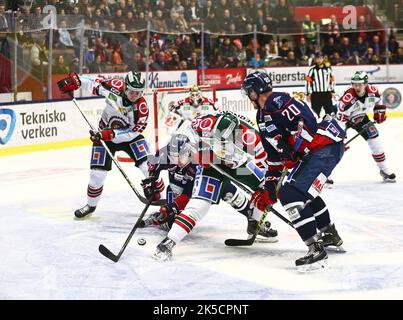 Linköping HC vs. Frölunda Indians (Frölunda Hockey Club), Svedese Hockey League, nell'arena di Saab, Linköping, Svezia. Nella foto: N. 18 Jakob Lilja e n. 20 Nick Sörensen, Linköping HC, vs. Frölundas no 51 Mats Olsen Rosselli. Foto Stock