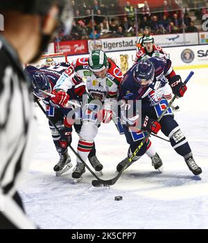 Linköping HC vs. Frölunda Indians (Frölunda Hockey Club), Svedese Hockey League, nell'arena di Saab, Linköping, Svezia. Nella foto: N. 18 Jakob Lilja e n. 20 Nick Sörensen, Linköping HC, vs. Frölundas no 51 Mats Olsen Rosselli. Foto Stock