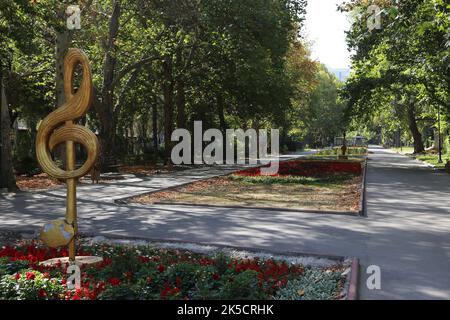 Piazza dei teatri, Via Shopokov, Bishkek, Regione della città di Bishkek, Kirghizistan, Asia centrale Foto Stock