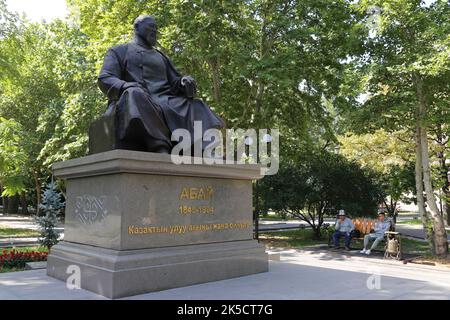 Monumento ad Abai (Ibrahim) Kunanbai (1845-1904), Piazza dei teatri, Via Shopokov, Bishkek, Regione della città di Bishkek, Kirghizistan, Asia centrale Foto Stock