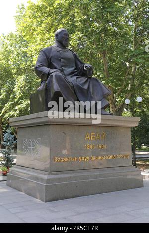 Monumento ad Abai (Ibrahim) Kunanbai (1845-1904), Piazza dei teatri, Via Shopokov, Bishkek, Regione della città di Bishkek, Kirghizistan, Asia centrale Foto Stock