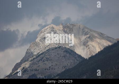 tempesta di tuono in alto nelle alpi cielo grigio e rocce si fondono l'uno con l'altro Foto Stock