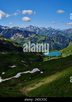 Vista sul lago Seealpsee nelle Alpi di Allgäu, Baviera, Germania Foto Stock