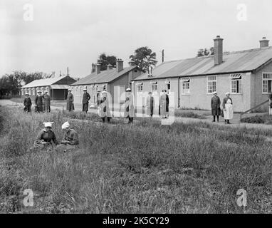 Le donne del Royal Naval Service sulla Home anteriore, 1917-1918 WRNS ufficiali e marinai al di fuori della loro quarti in Osea Isola, Essex. Foto Stock