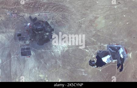 La miniera di Muruntau in Uzbekistan, il più grande produttore d'oro al mondo, genera oltre 2 milioni di once all'anno. Si tratta di una miniera a cielo aperto lunga circa 3,3 km, larga 3 km e profonda 600 m, con un impianto di lavorazione degli heap-Leach a est. Le riserve stimate superano i 170 milioni di once. L'immagine satellitare dell'11 luglio 2021 copre 22,5 per 38,2 km a latitudine 41,5°N e longitudine 64,6°E.. Foto Stock
