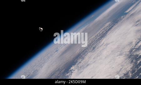 La nave dell'equipaggio SpaceX Dragon Endeavour che trasporta quattro astronauti Axiom Mission 1 si avvicina alla Stazione spaziale Internazionale a meno di un giorno dal lancio dal Kennedy Space Center della NASA in Florida. Entrambe le navicelle erano in orbita a 259 miglia sopra l'Oceano Atlantico al largo della costa di Casablanca, Marocco, nell'Africa nordoccidentale. Foto Stock