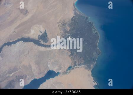 Il delta del Nilo in Egitto è fotografato dalla ISS a 262 miglia sopra il Mar Mediterraneo vicino a Israele. La luce del sole si riflette al largo dei rami Rosetta e Damietta del Nilo. Foto Stock
