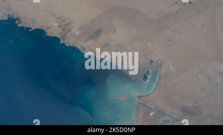 Kuwait City sulla Kuwait Bay è raffigurata dalla stazione spaziale Internazionale mentre orbita a 257 miglia sopra l'Iran occidentale. Foto Stock