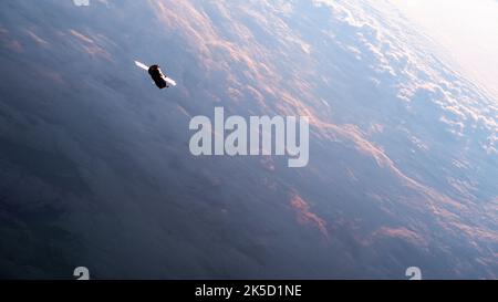 La Progress 79 da Roscosmos è vista a 260 miglia sopra l'Oceano Pacifico dopo lo sgancio dal porto posteriore di Zvezda, lasciando le vicinanze della stazione spaziale Internazionale. Foto Stock