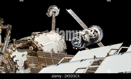 Il veicolo spaziale di rifornimento ISS Progress 79 da Roscosmos viene mostrato poco dopo lo sgancio dal modulo Zvezda, completando 214 giorni di consegna del carico presso la ISS. Foto Stock
