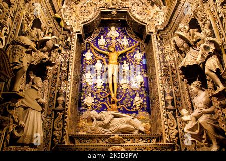 Italia, Sicilia, Monreale, città vicino Palermo, cattedrale, interno, immagini di santi, crocifisso, grandangolo Foto Stock