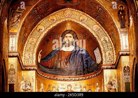 Italia, Sicilia, Monreale, città vicino Palermo, cattedrale, Interno, mosaico dorato nell'abside, Cristo Pantocratore Foto Stock