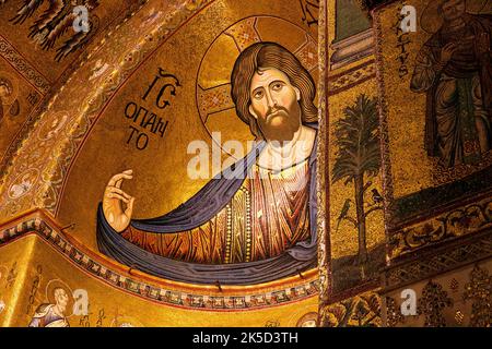 Italia, Sicilia, Monreale, città vicino Palermo, cattedrale, Interno, mosaico dorato nell'abside, Cristo Pantocratore Foto Stock