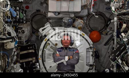 L'astronauta della NASA ed Expedition 67 l'ingegnere di volo Kjell Lindgren posa per un ritratto all'interno del modulo di laboratorio Kibo della Stazione spaziale Internazionale. Foto Stock
