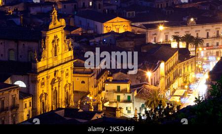 Italia, Sicilia, angolo barocco, città barocca, Modica, Centro storico, notte sparata, strada significata, chiesa illuminata Chiesa del Carmine Foto Stock