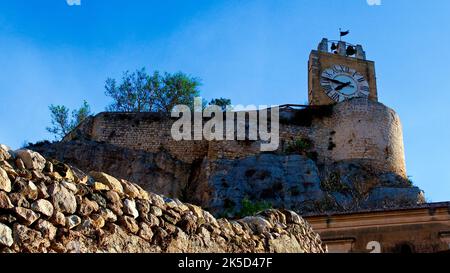 Italia, Sicilia, angolo barocco, città barocca, Modica, Centro storico, torre dell'orologio, Torre dell'Orologio, cielo azzurro con nuvole sparse Foto Stock