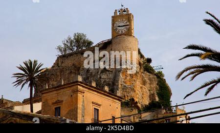 Italia, Sicilia, angolo barocco, città barocca, Modica, Centro storico, torre dell'orologio, Torre dell'Orologio, cielo azzurro con nuvole sparse, palme Foto Stock