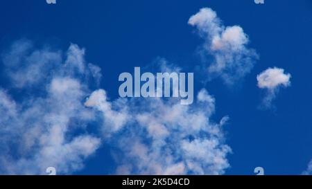 Italia, Sicilia, angolo barocco, città barocca, Scigli, tracce di fumo di colpi di pirocracker in cielo blu Foto Stock