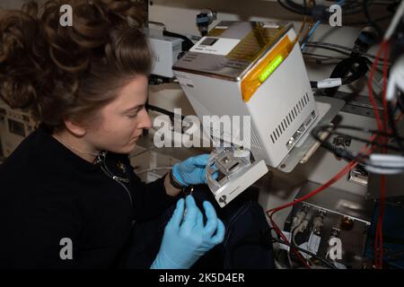 L'astronauta della NASA Kayla Barron prepara il microscopio Mochii. Mochii è un microscopio elettronico a scansione miniaturizzato (SEM) con spettroscopia per eseguire immagini in tempo reale e misurazioni compositive delle particelle sulla stazione spaziale internazionale (ISS). Foto Stock