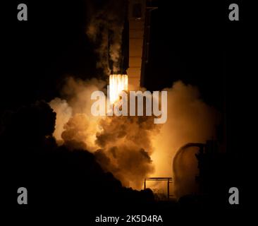 Un razzo Falcon 9 SpaceX lancia la missione Crew-4 con la navicella Crew Dragon dal LC-39A del Kennedy Space Center il 27 aprile 2022, trasportando gli astronauti della NASA Kjell Lindgren, Robert Hines, Jessica Watkins e l'astronauta dell'ESA Samantha Cristoforetti alla ISS per una missione di sei mesi nell'ambito del Commercial Crew Program della NASA. Foto Stock