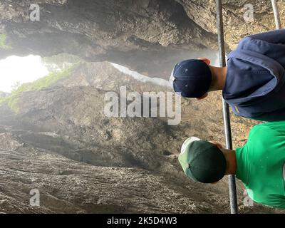 Due ragazzi guardare la cascata in gola, Leutaschklamm, Geisterklamm, escursioni, natura, Montagne, attività, Karwendelgebirge, Wettersteinbirge, Leutasch, Krün, Wallgau, Oberes Isartal, Werdenfels, Alpenwelt Karwendel, Mittenwald, alta Baviera, Germania Foto Stock