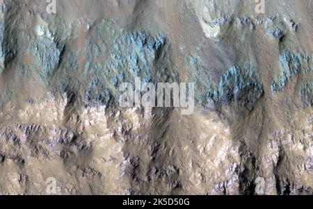 Questa immagine mostra un cratere sul pavimento di EOS Chasma, parte del sistema canyon Valles Marineris. I crateri su Marte sono utili per i geologi perché forniscono sezioni trasversali nel sottosuolo. La parete sud di questo cratere mostra tracce di diversi tipi di roccia, con colori diversi. Nelle parti in bianco e nero dell'immagine, sembra che ci siano due tipi di roccia una relativamente chiara e una scura. Tuttavia, nella striscia di colore larga 1,1 chilometri possiamo vedere che le rocce scure sono più complicate, come alcuni hanno una tinta verdastra e altri sono viola. Si noti che questi non sono Foto Stock
