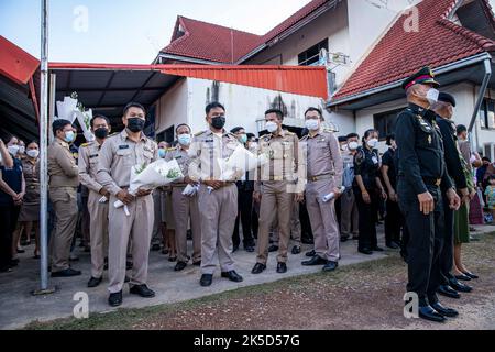 Uthai Sawan, Thailandia. 07th Ott 2022. 7 ottobre 2022: Funzionari governativi che detengono fiori si trovano di fronte all'ingresso del centro per bambini Uthai Suwan nella provincia di Nong Bua Lamphu in Thailandia. L'assalente ha usato una combinazione di armi e coltelli per uccidere almeno 38 persone presso il centro diurno, la maggior parte delle vittime essendo bambini piccoli. Credit: ZUMA Press, Inc./Alamy Live News Foto Stock