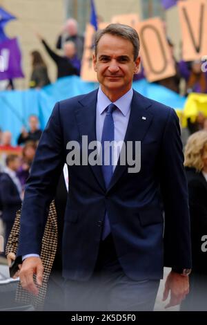 Praga, Repubblica Ceca. 07th Ott 2022. Il primo ministro greco Kyriakos Mitsotakis arriva a una riunione informale dei capi di Stato e di governo a Praga, in Repubblica Ceca, il 7 ottobre 2022. Credit: ALEXANDROS MICHAILIDIS/Alamy Live News Foto Stock