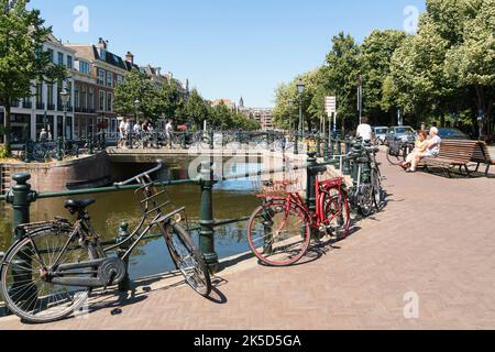 Paesi Bassi, l'Aia, Prinsessewal, Veenkade, canale, biciclette Foto Stock