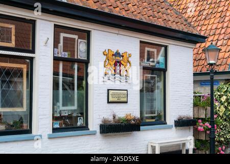 Paesi Bassi, Texel, villaggio di pescatori Oosterend, casa con stemma Foto Stock