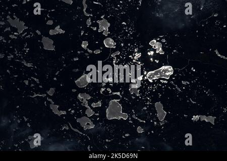 La Luna si riflette sui laghi lungo il confine tra Stati Uniti e Canada tra Minnesota e Ontario in un'immagine notturna catturata dalla stazione spaziale Internazionale che orbita a 260 miglia sopra il Nord America. Foto Stock