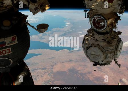 Il modulo di aggancio Prichal di Roscosmos è illustrato collegato al modulo del laboratorio multiuso Nauka mentre la Stazione spaziale Internazionale orbitava a 264 miglia sopra l'Australia Meridionale. I tre principali corpi d'acqua visti in questa fotografia sono, dall'alto verso il basso, il grande bight australiano, Spencer Gulf e St. Vincent Gulf. A sinistra, è una parte della nave equipaggio Soyuz MS-19 ancorata al modulo Rassvet. Foto Stock