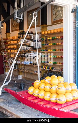 Paesi Bassi, Edam, Jan Nieuwehuizenplein, De Kaaswaag, negozio di formaggio storico Foto Stock