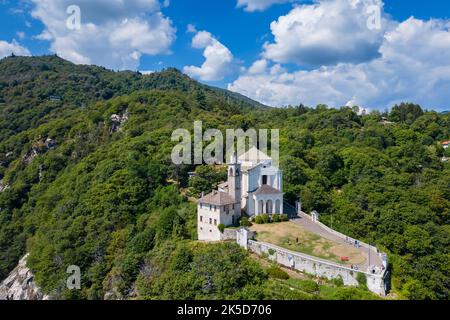 Veduta aerea del santuario della Madonna del Sasso a Boleto, Lago d'Orta, Provincia di Novara, Piemonte, Italia Foto Stock