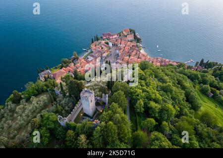 Veduta aerea del castello di Vezio, che domina il lago di Como e la città di Varenna al tramonto. Vezio, Perledo, Distretto di Lecco, Lombardia, Italia, Europa. Foto Stock